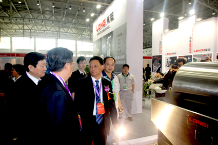 煤炭工業(yè)協(xié)會領(lǐng)導(dǎo)到訪隆基展位 煤炭工業(yè)協(xié)會領(lǐng)導(dǎo)到訪隆基展位